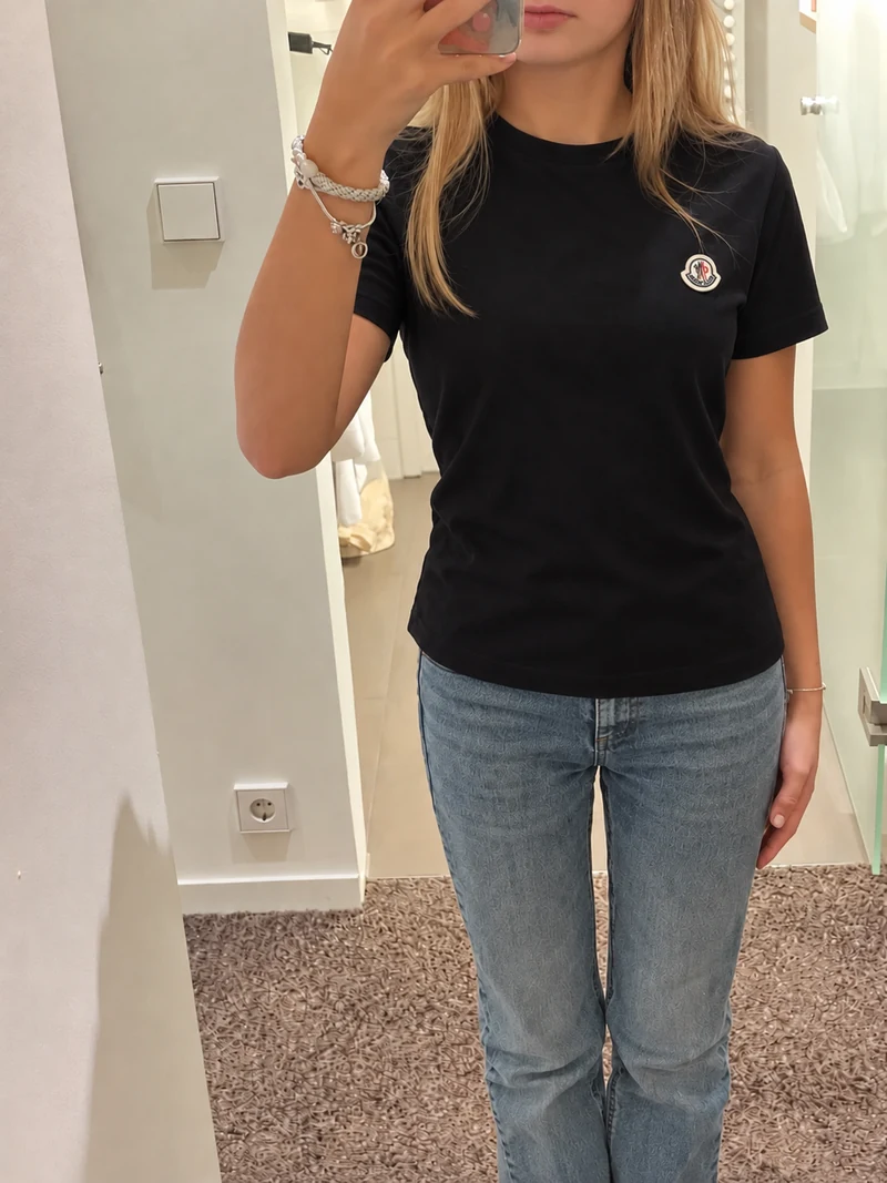 Outfit mit schwarzem Moncler T-Shirt und Jeans