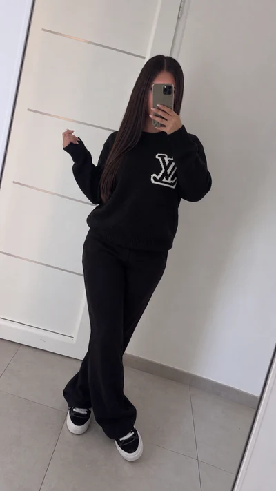 Outfit mit schwarzem LV Knit und schwarzer Hose